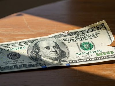 El dólar oficial bajó y cerró en $1.410