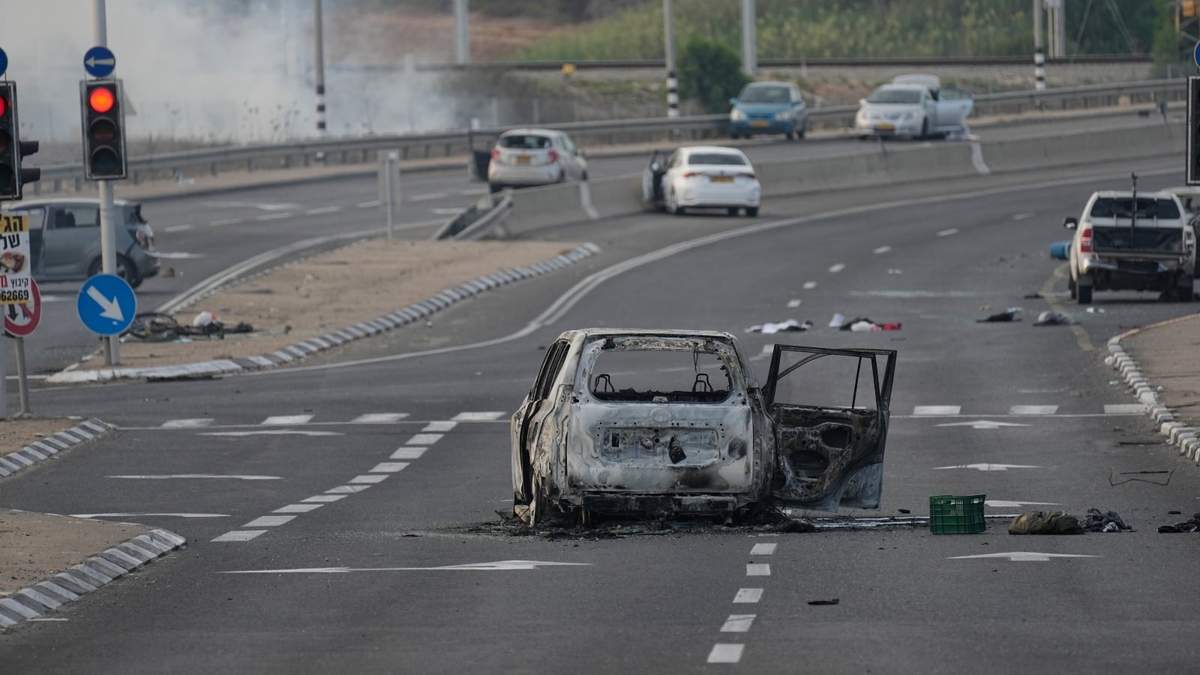 Vehículos de civiles atacados por milicianos de Hamas en Sderot, Israel