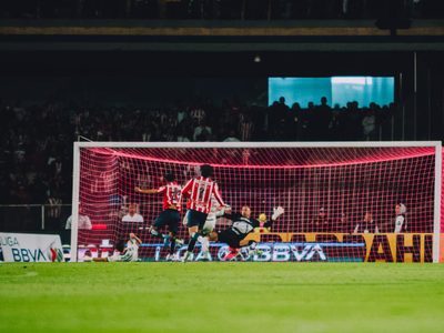 Chivas logra remontada de 2-1 ante Pumas para ligar su tercera victoria en el Apertura de la Liga MX