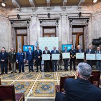 Veteranos de Malvinas reciben diplomas de honor por parte del Senado