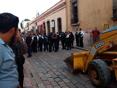 Ante protestas, alcalde de Querétaro manda policías y maquinaria pesada para reiniciar obra