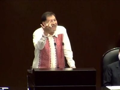 Desde tribuna, Fernández Noroña le "pinta dedo" a diputada panista