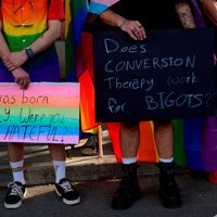 Comisión Europea busca prohibir la "terapia de conversión" para personas LGTBQ+