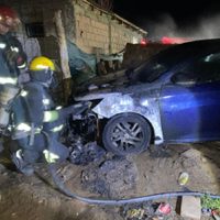 Investigan la quema intencional de un auto en Centenario