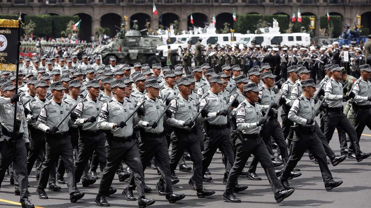 Elementos de la Guardia Nacional en el desfile cívico militar