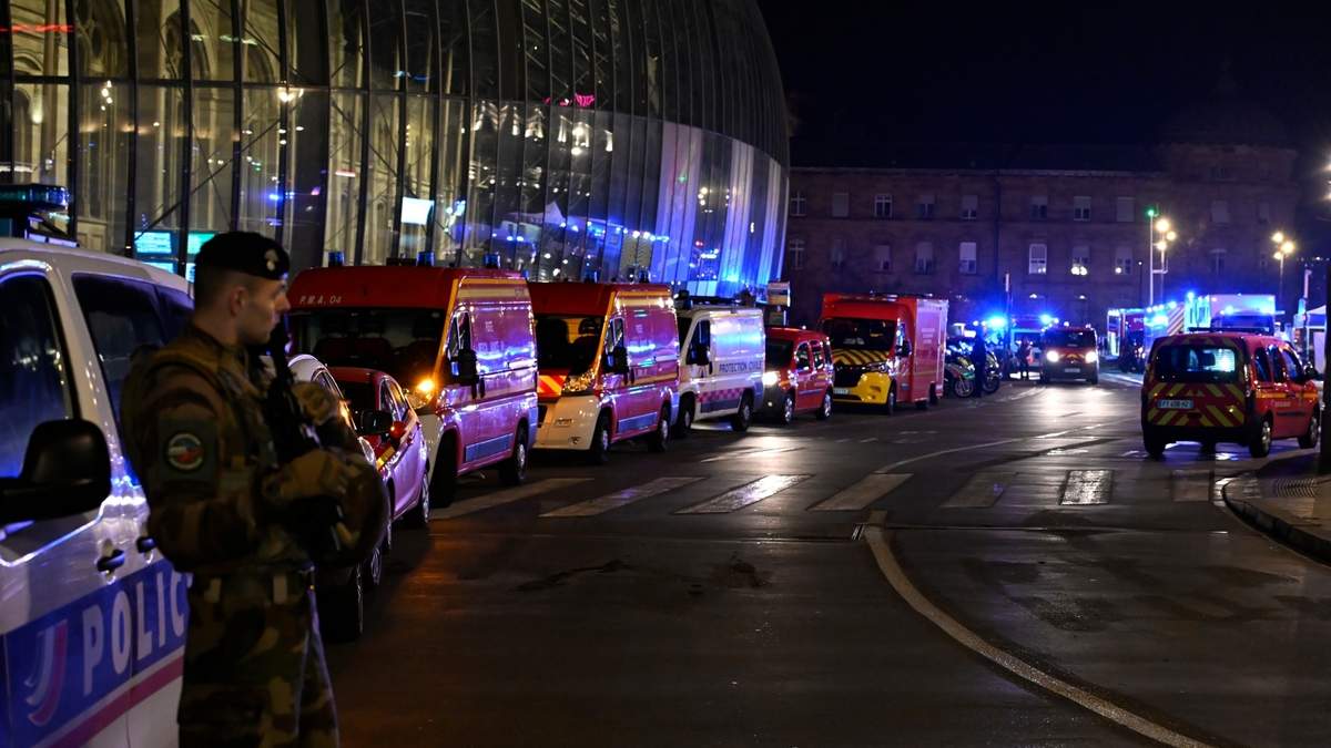 Militares y paramédicos afuera de la estación de trenes en Estrasburgo