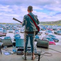 Organizan recital en vivo para ver y escuchar desde el auto