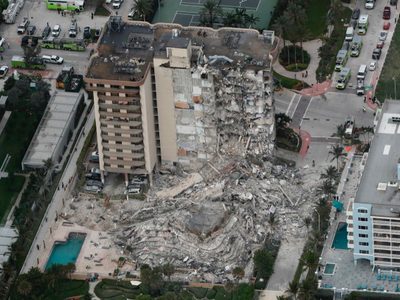 Un muerto y 99 desaparecidos tras derrumbe de edificio en Miami