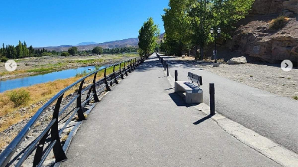 El joven fue encontrado tirado e inconsciente en la costanera de Chos Malal. Fuente (Facebook)