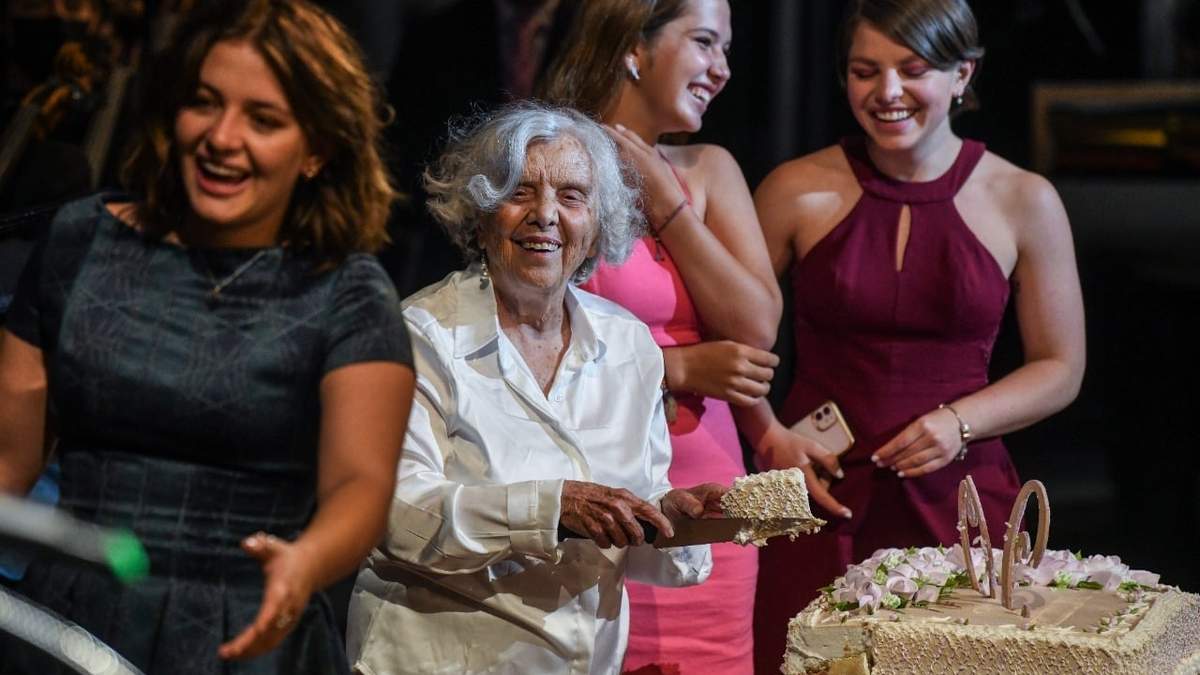 Elena Poniatowska y el pastel por su cumpleaños 90
