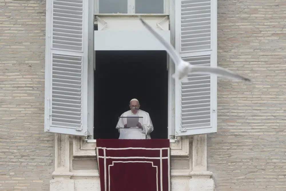 El papa Francisco ofrece la plegaria del Angelus a mediodía en la Plaza de San Pedro del Vaticano, el domingo 8 de enero de 2023