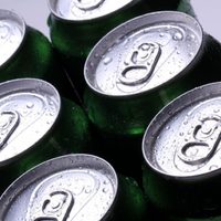 Si tenés latas de gaseosa vacías, guardalas y hacé estas divinas macetas colgantes en solo 10 minutos