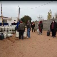 Denuncian que despenseros cambian los bonos de gas y luego revenden las garrafas