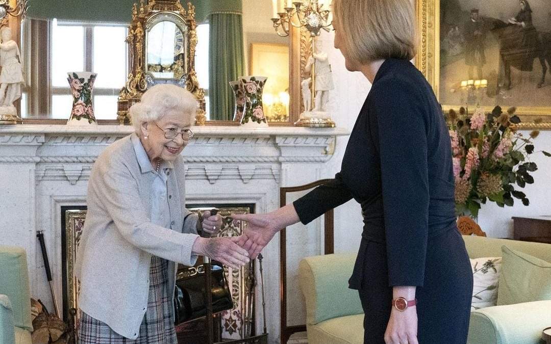 La Reina Isabel II recibió a la primera ministra