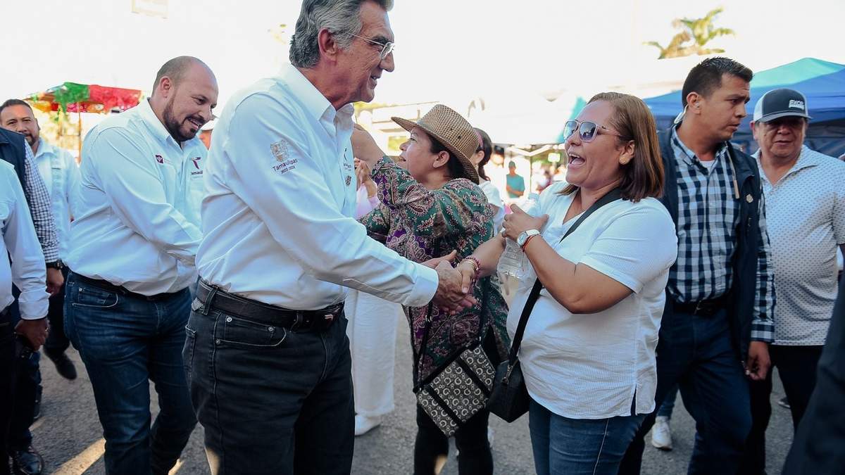 Américo acude a dialogar con las y los maestros; les pide reanudar las clases