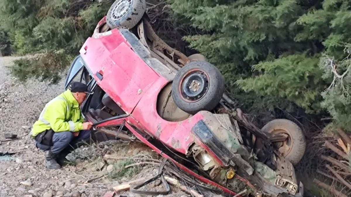 El auto quedó dado vuelta sobre la banquina de la ruta nacional 40. Fuente: (LMNeuquén)