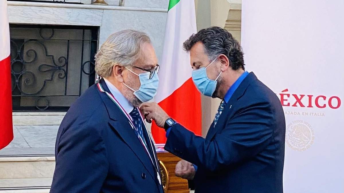 Entrega del reconocimiento a Dosal Noriega, en Roma, Italia