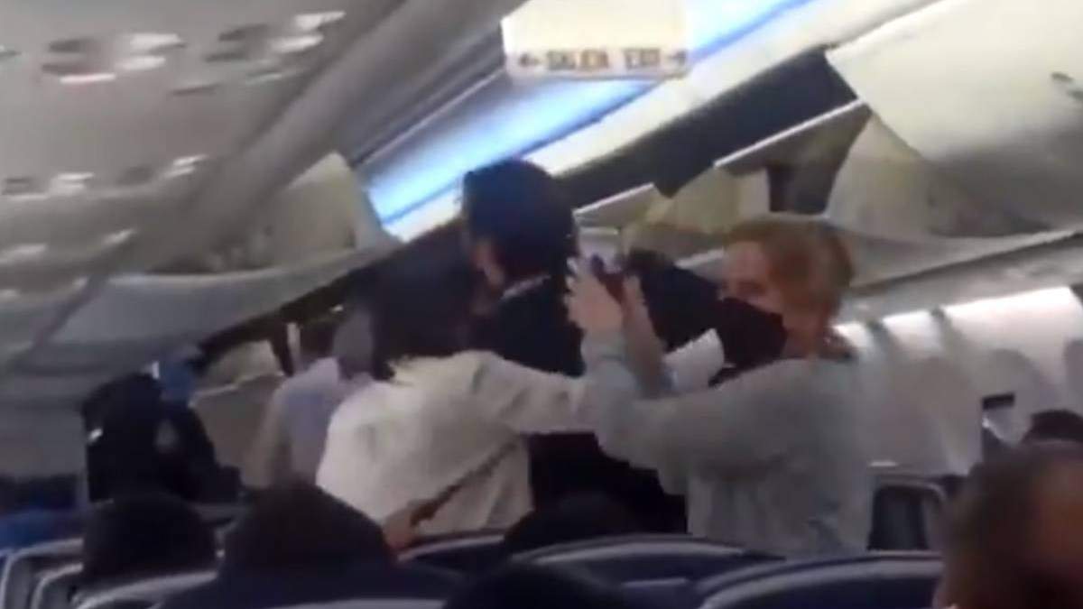 Viajeros profirieron insultos a AMLO en un vuelo de Guadalajara a la CDMX