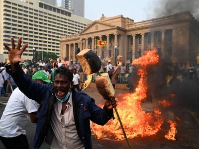 Toque de queda y renuncia del primer ministro, tras semanas de protestas: qué pasa en Sri Lanka