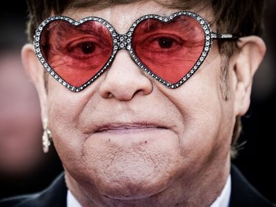 ¡Épico! Elton John hizo lo impensado y se convirtió en meme en el acto