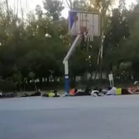 Tirados en el suelo, adultos y niños presencian tiroteo entre policías y sicarios en Celaya