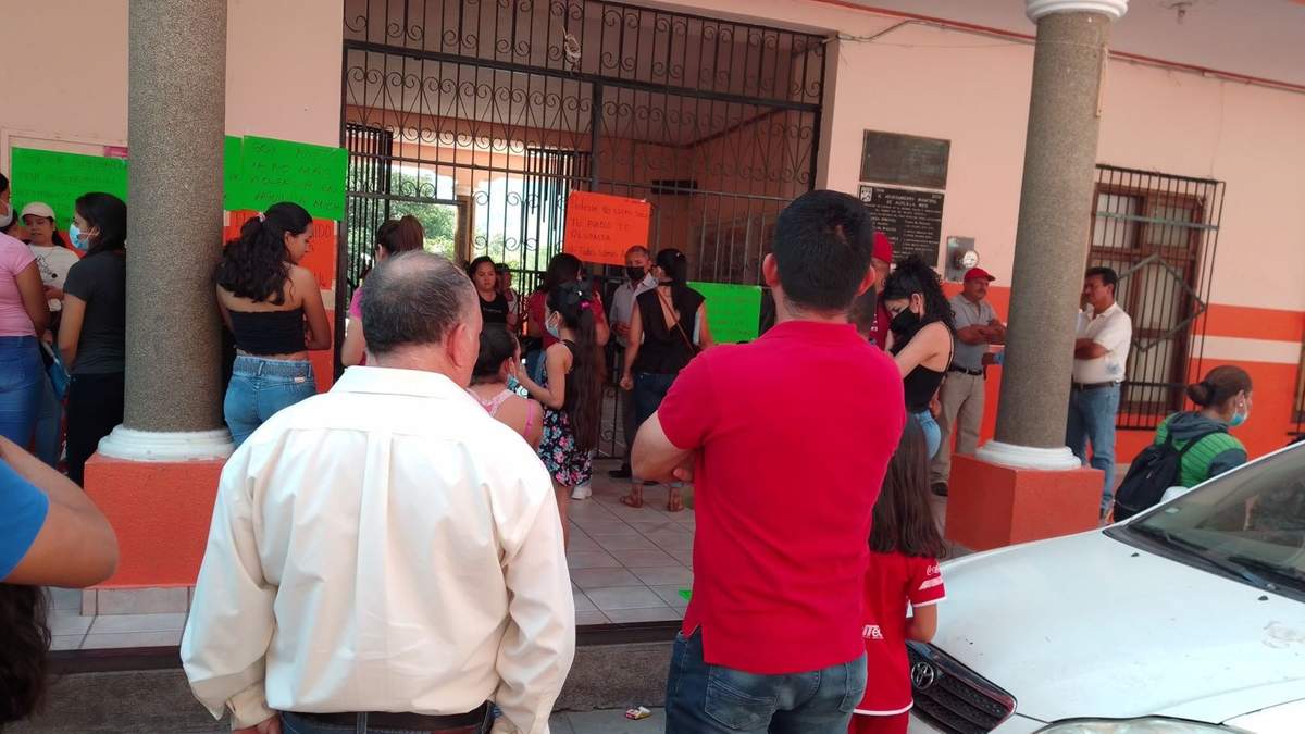 Los manifestantes tomaron la presidencia de Aguililla, Michoacán