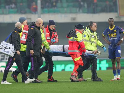 Moise Kean, delantero de la Fiorentina, recibe el alta médica tras desplomarse en un partido (Video)
