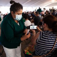 Maestros reciben vacuna en la CDMX y externan su deseo de regresar a las aulas