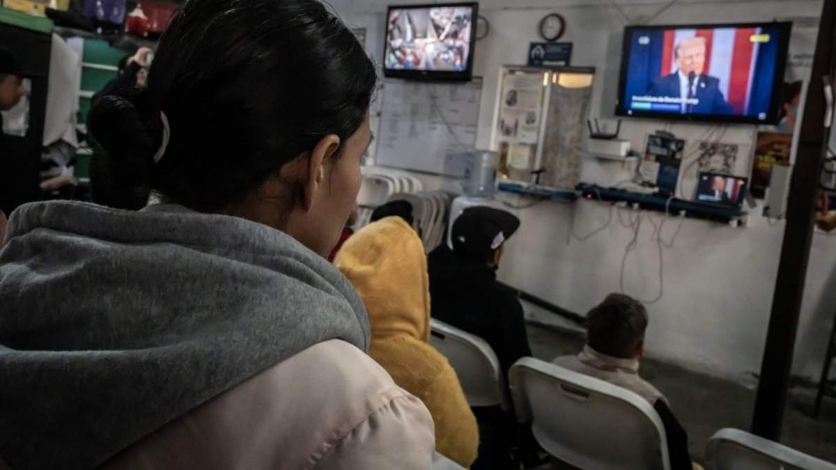Migrantes observan en Tijuana el anuncio de Donald Trump sobre la cancelación de la aplicación CBP One