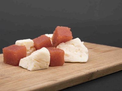 La nueva versión del “vigilante”: así se prepara una ensalada con queso y membrillo