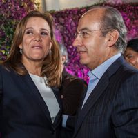 Calderón y Zavala firman petición para regresar la estatua de Colón a Paseo de la Reforma