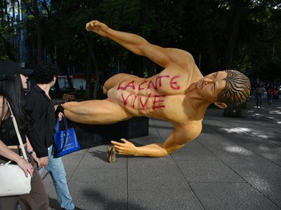CNTE derriba estatuas del Mundial en Paseo de la Reforma