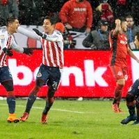 Chivas se impone a Toronto (2-1) y amarra medio boleto al Mundial de Clubes