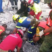 Buscan a un trabajador en los escombros del centro comercial colapsado en NL