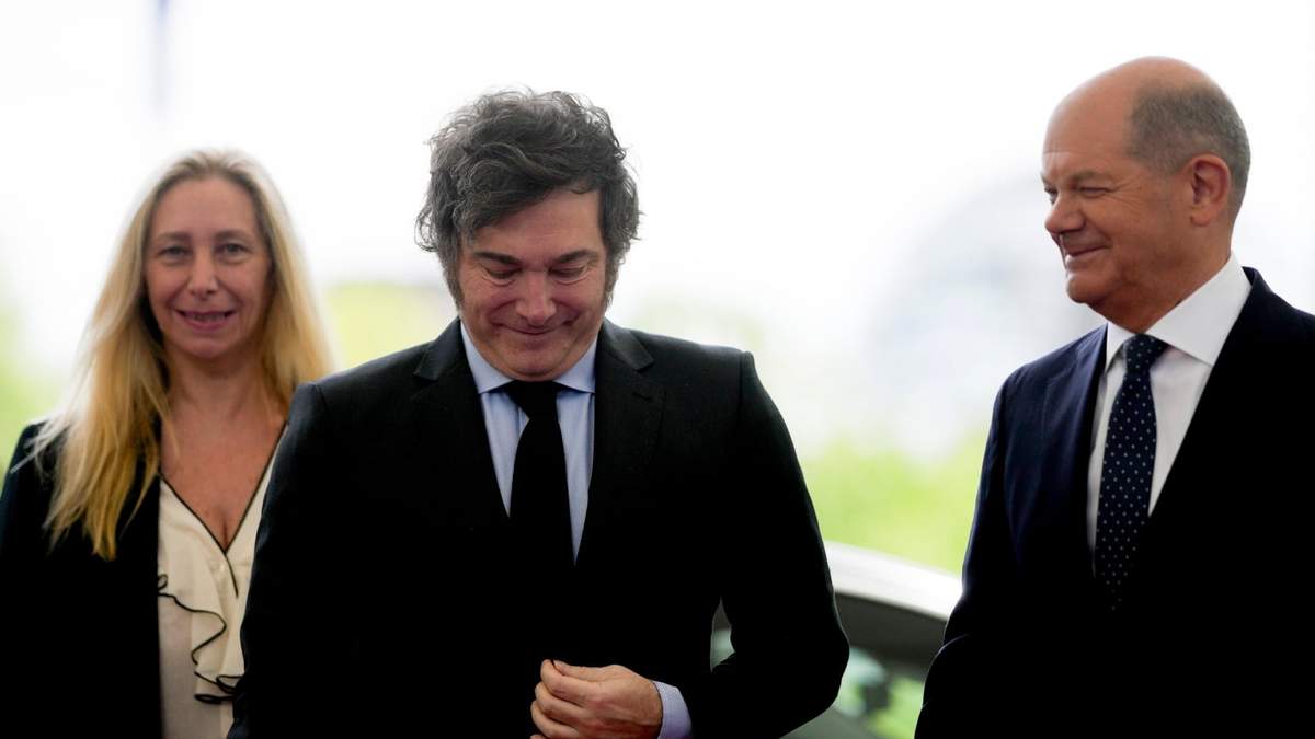 El canciller alemán Olaf Sholz, derecha, recibe al presidente argentino Javier Milei y a su hermana Karina Milei en la cancillería en Berlín, Alemania