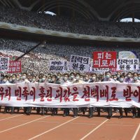 Miles de norcoreanos marchan contra EU en el aniversario de la Guerra de Corea