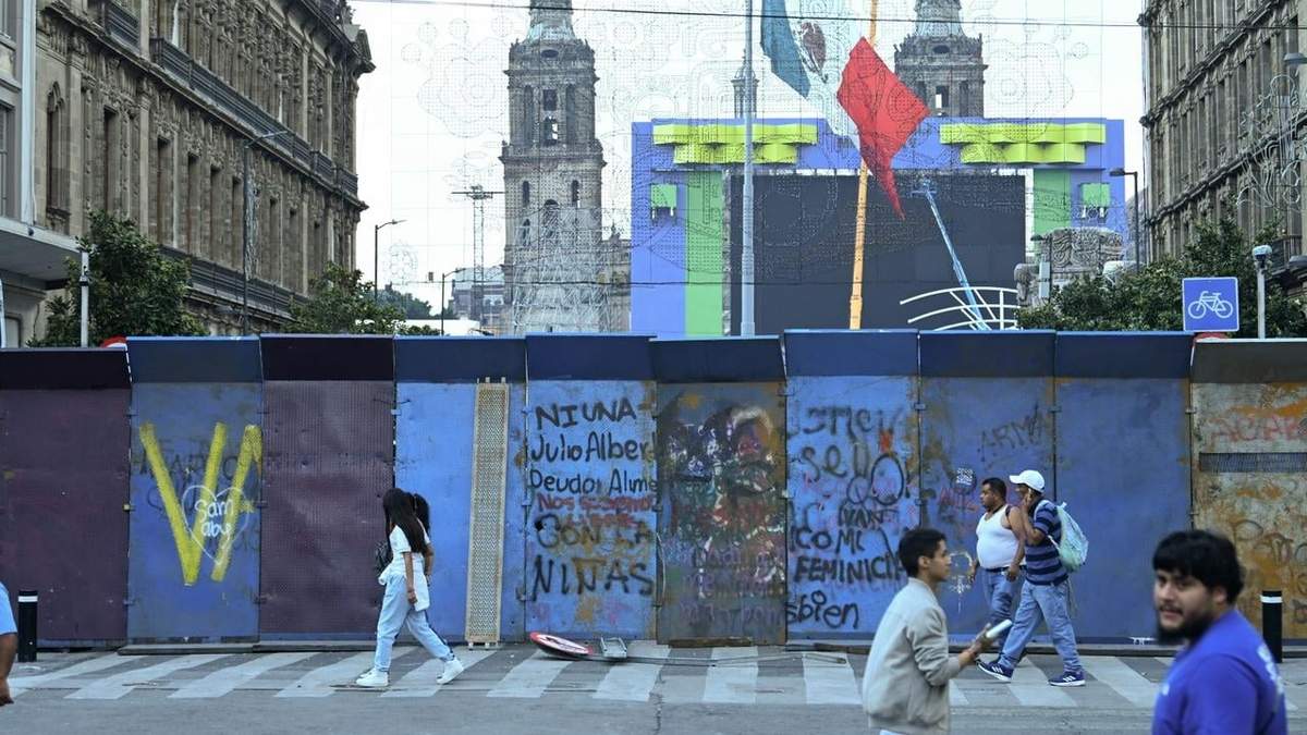 Vallas resguardan el Zócalo capitalino ante manifestación de la CNTE
