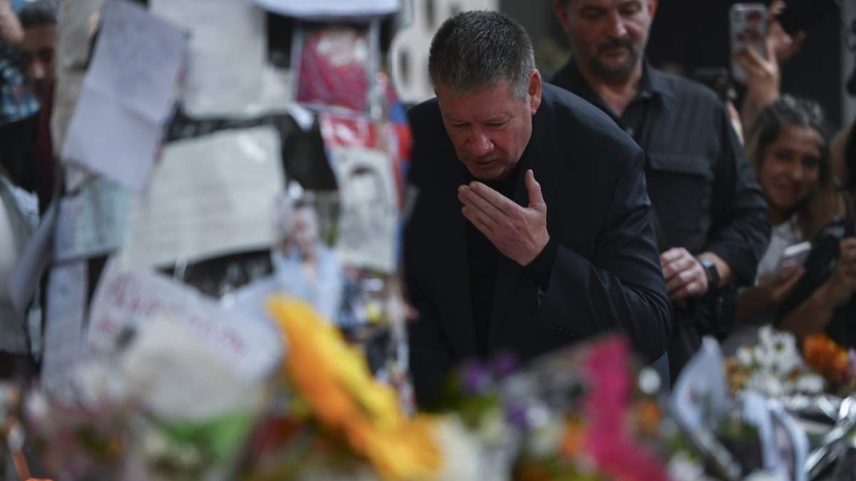 Geoff Payne, padre del exintegrante de One Direction, visita un altar improvisado fuera del hotel donde murió su hijo en Buenos Aires