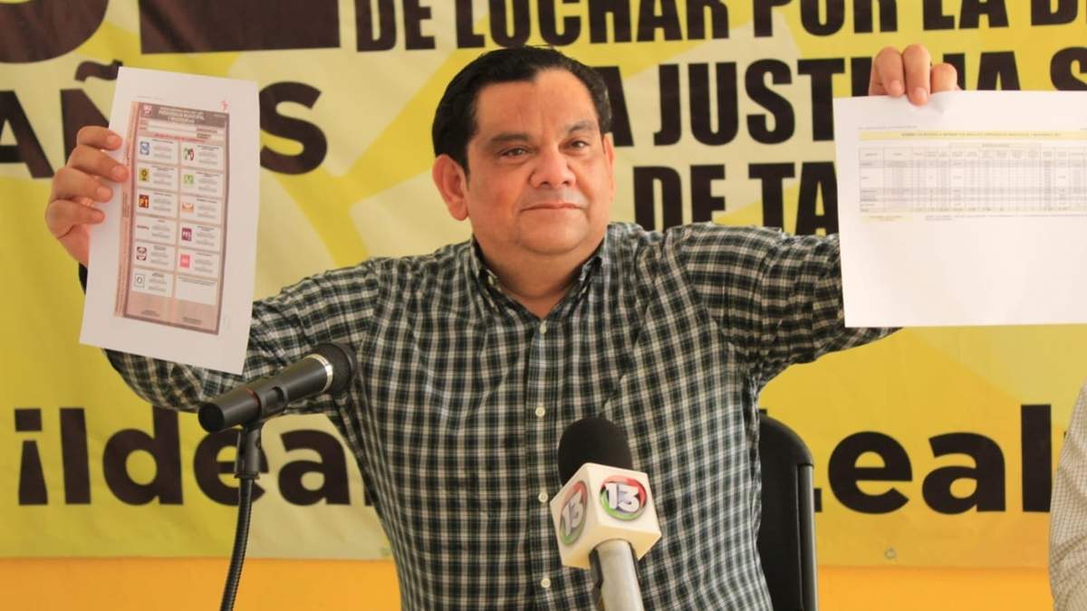 El dirigente estatal del PRD, Javier Cabrera Sandoval, exhibe muestras de las boletas con errores