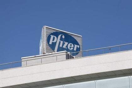 Logo de Pfizer en el edificio de los laboratorios de la marca en Madrid, España