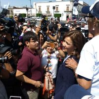Con familiares y más reporteros que militantes, Margarita Zavala hace campaña en Michoacán (Video)