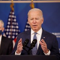 Joe Biden ordenará liberar millones de barriles de petróleo para bajar el precio del combustible