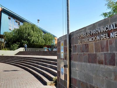 El 35% de los estudiantes que terminan la secundaria demoran más de lo previsto: repiten o abandonan