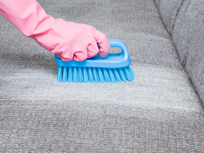 Prepará esta mezcla infalible para eliminar las manchas en tus sillas tapizadas con tela