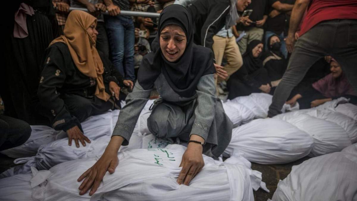 Familiares lloran en funeral de un ataque israelí