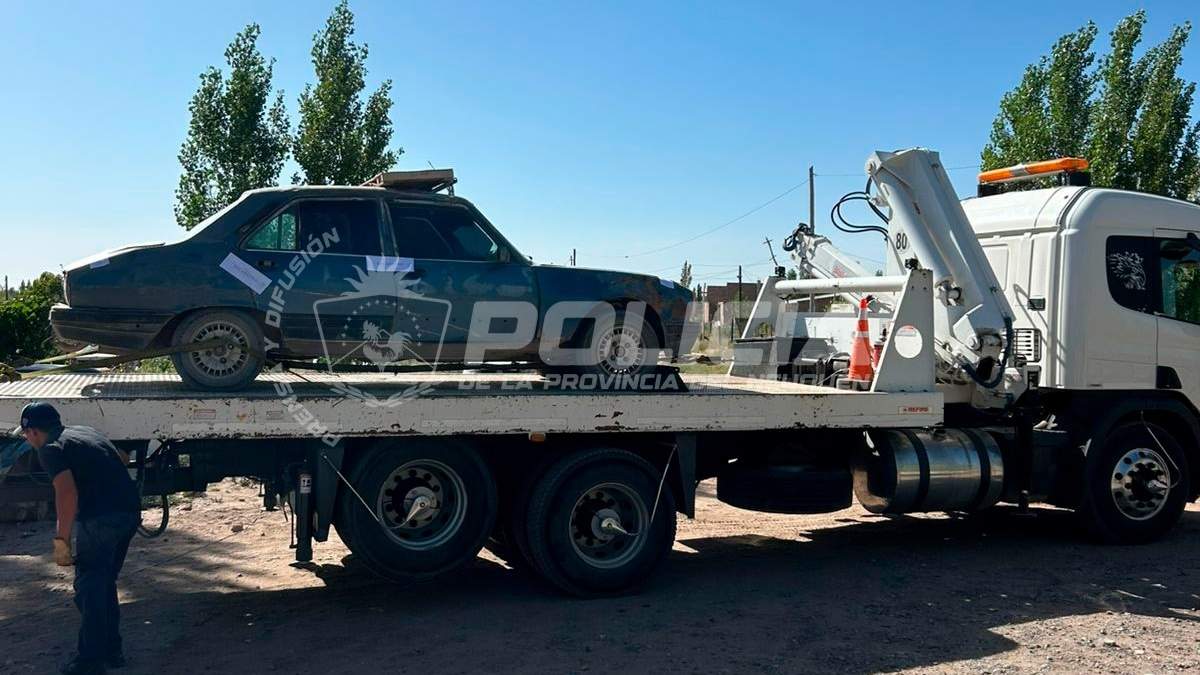 La Policía secuestró el Peugeot 504 desde el que el sospechoso habría efectuado el disparo. Fuente (Policía de Neuquén)