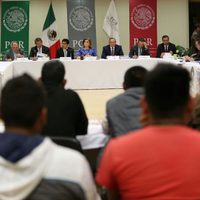 Padres de los 43 reiteran a PGR reclamo para que Zerón de Lucio sea destituido