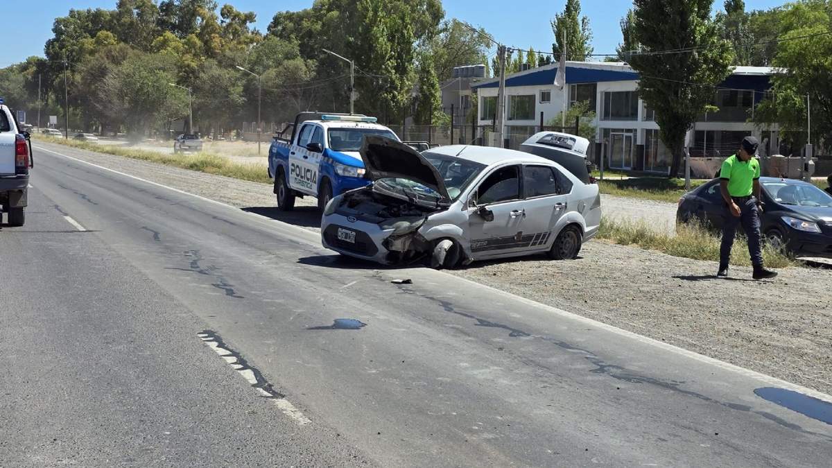 El auto terminó atravesado al costado de la cinta asfáltica. Fuente: (Centenario Digital)