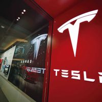 Tesla revisará 2 millones de autos por falla en piloto automático