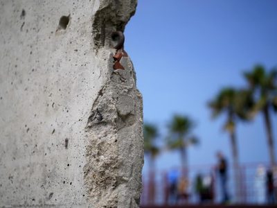 México coloca pedazos del muro de Berlín cerca de la frontera con EU